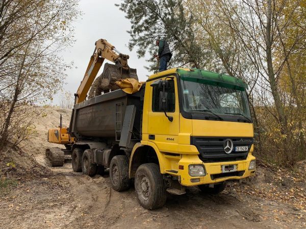 На Осокорках Центральних продовжується рейдерська атака