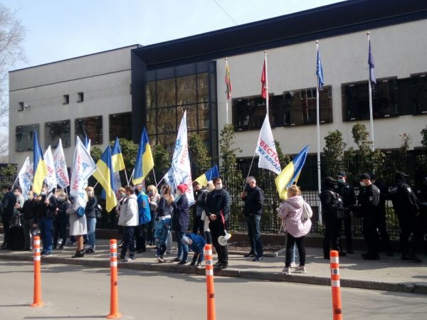 Мітинг інвесторів колишнього банку Аркада під посольством Литви