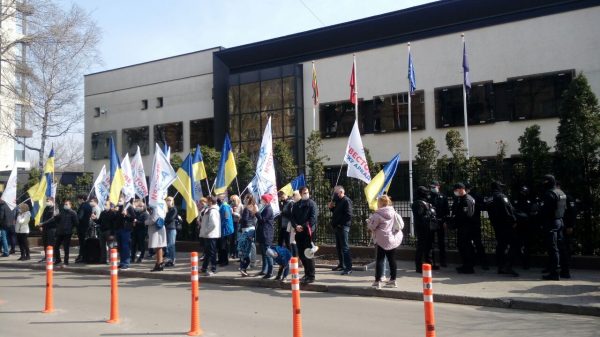 Мітинг інвесторів колишнього банку Аркада під посольством Литви