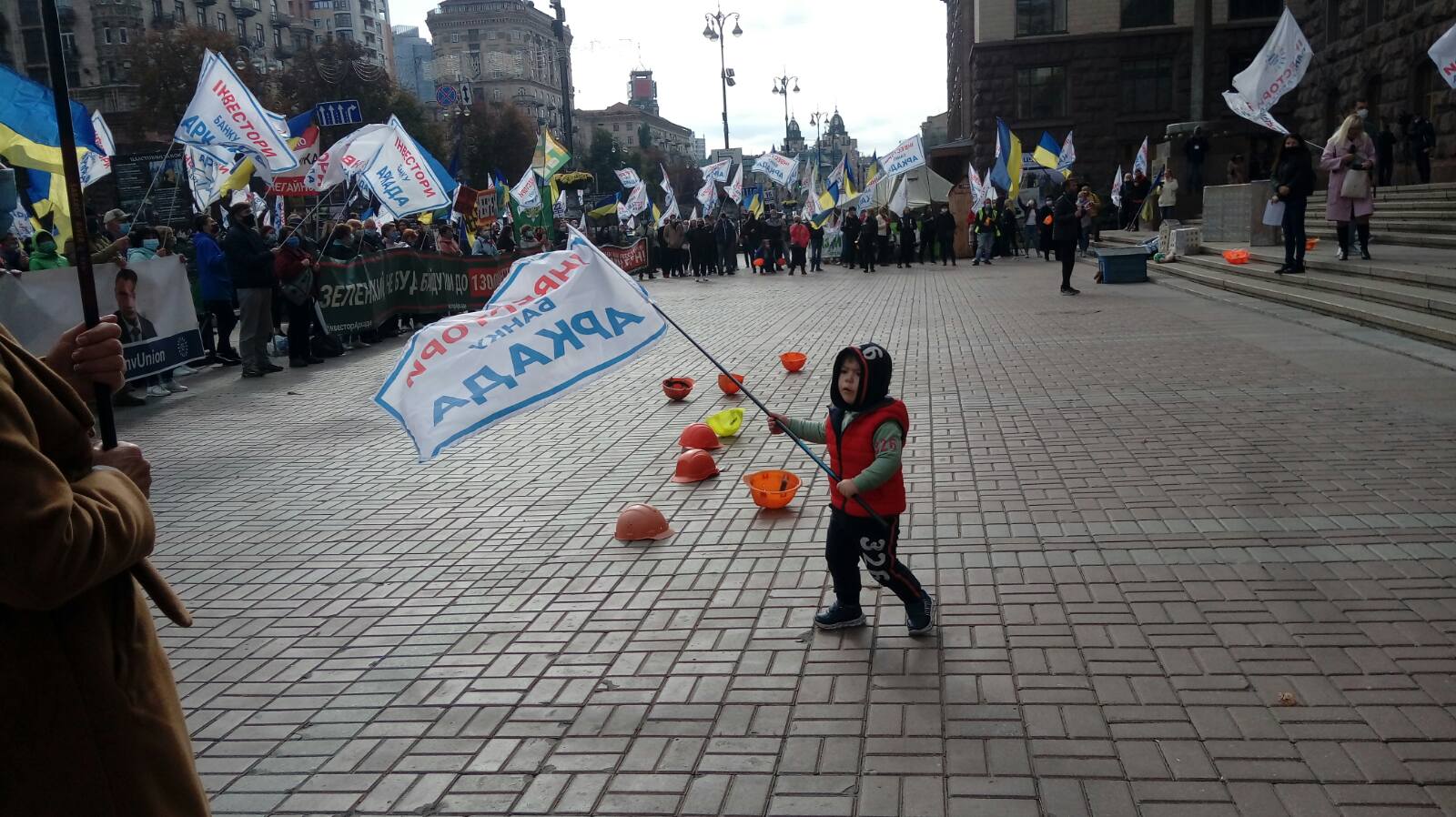 Активісти довірителі банку Аркада отримали чергові докази рейдерської атаки чиновників КМДА на будівельний майданчик “Осокорки Центральні”, де у 2017-2020 роках відбувалося будівництво ЖК “Патріотика на озерах”